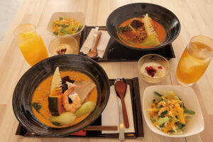 まさに“NEO”な初体験。おむすび店のノウハウから生まれた、モ〜ッチモッッチのほうとう麺とラクサの奇跡のコラボ。